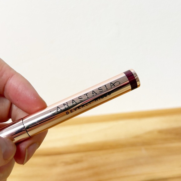 New! ANASTASIA BEVERLY HILLS Matte Liquid Eyeliner in Aubergine - Picture 5 of 5